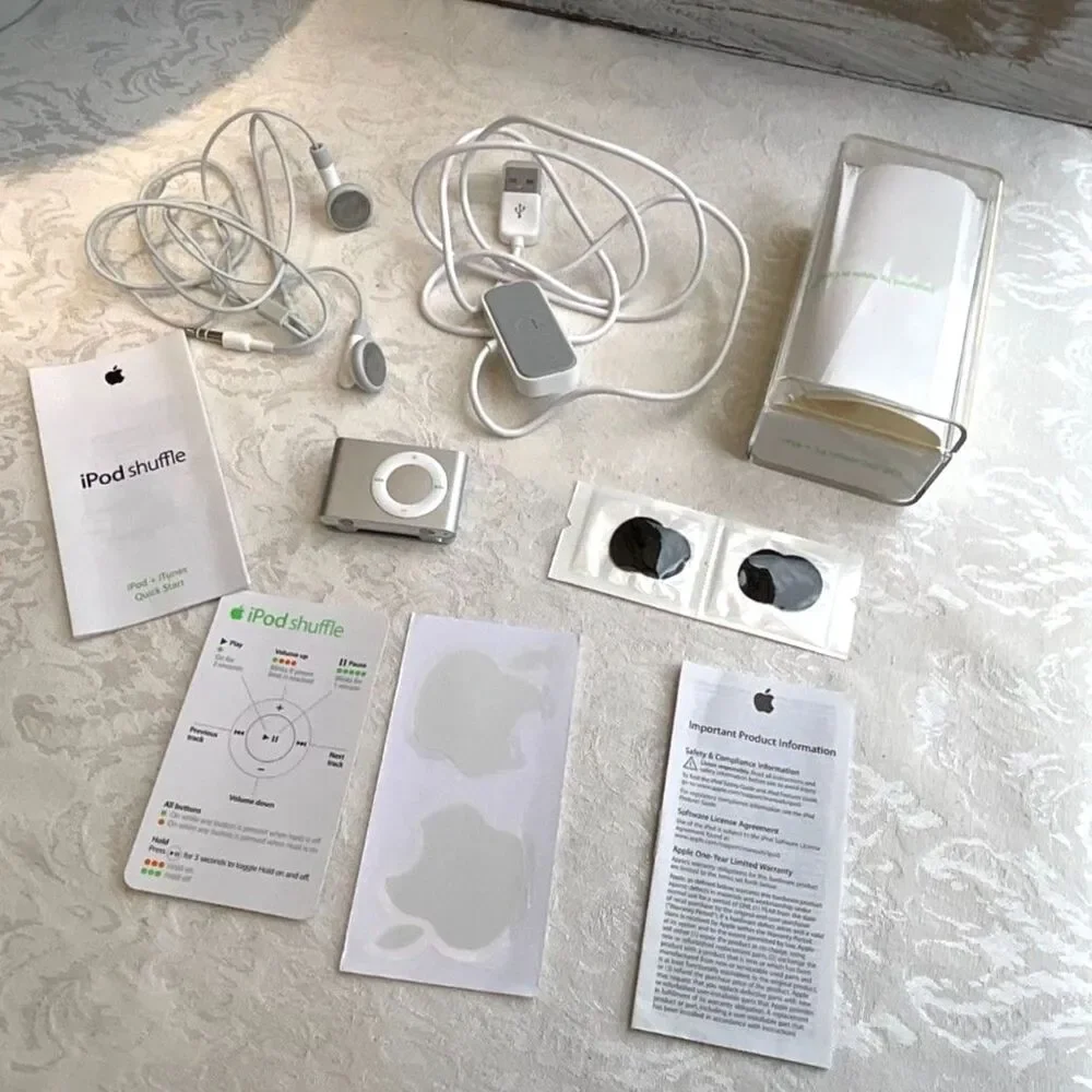 Apple Silver Ipod shuffle 2nd generation with box and all pieces 2006 engraved